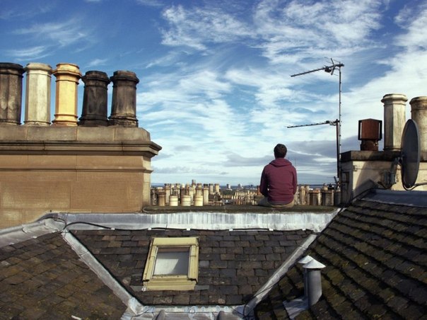 Сидя на крыше с видом на Эдинбург.