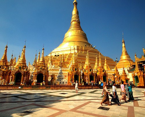Пагода Шведагон - 98-метровая позолоченная ступа в Янгоне, Мьянма. Название происходит от «Shwe» и «Dagon» - древнего названия Янгона. Самая почитаемая в Бирме пагода по преданию содержит реликвии четырех Будд: посох Какусандхи, водяной фильтр Конагаманы, часть туники Кассапы и восемь волос Гаутамы.