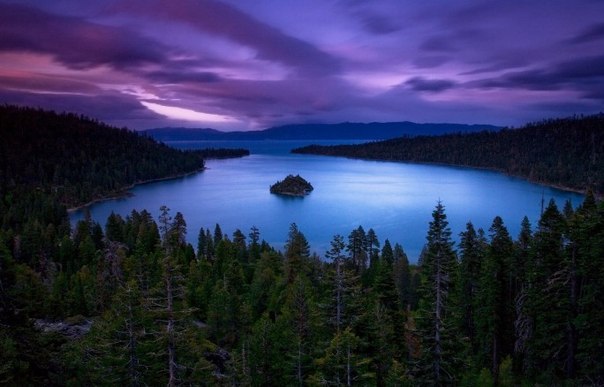 Тахо — пресное озеро в районе горного хребта Сьерра-Невада, расположено на границе штатов Калифорния и Невада, США.