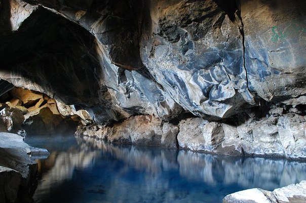 Пещеры Грётагья около озера Миватн, Исландия.