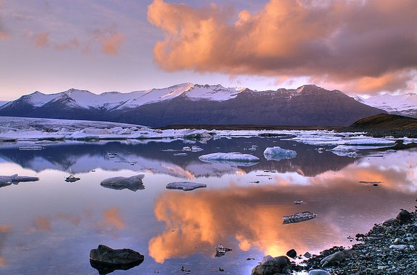 Озеро Йокюльсарлоун в Исландии у подножия ледника Ватнайёкюдль.