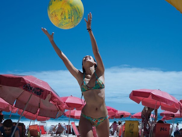 Пляж в Рио-де-Жанейро, Бразилия. В солнечные дни миллионы людей выходят на побережье, и пляжи Рио расцветают яркими зонтиками.
