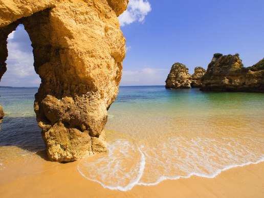 Пляж в Алгарве, Португалия.