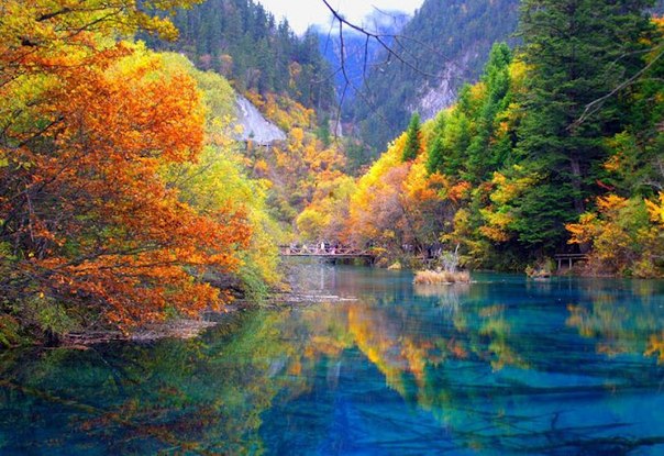 Долина Цзючжайгоу - естественный природный заповедник на севере провинции Сычуань, в юго-западной части Китая. Знаменита своими живописными озерами и каскадными водопадами.
