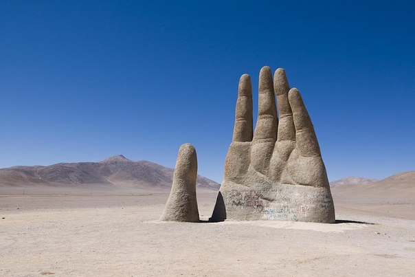 Статуя «Рука Пустыни», Атакама, Чили