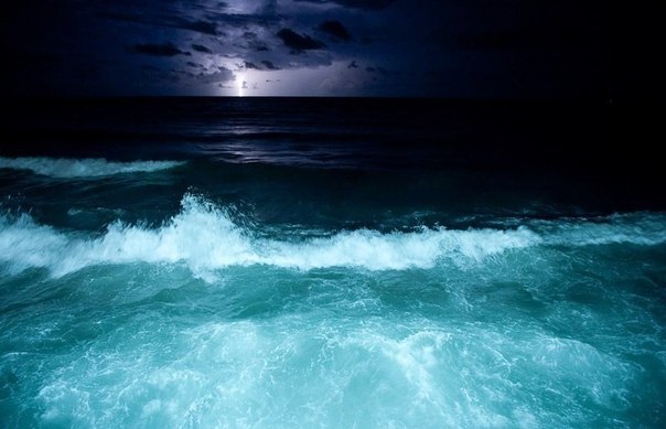 Ночное море, озаренное молнией - необычная красота