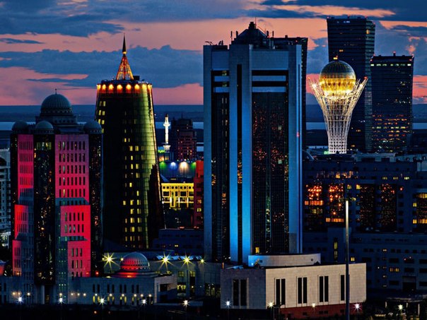 Новую столицу Казахстана нельзя назвать неприметной. По мере наступления темноты правительственные здания освещаются разными цветами. 
