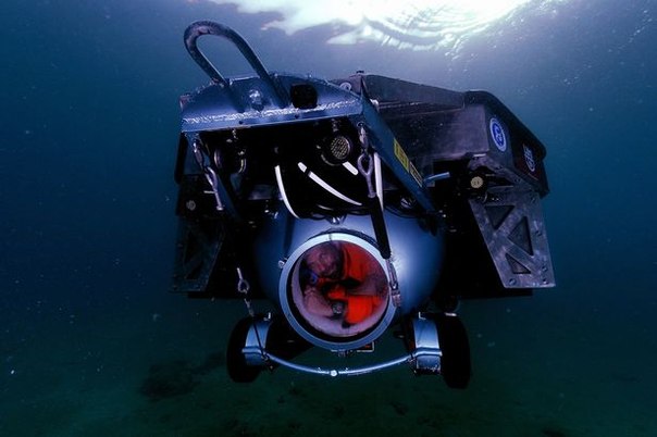 Американец построил подводную лодку из мусора