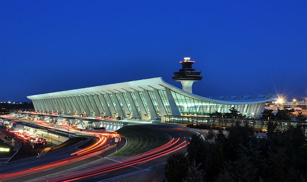 Главный терминал Вашингтонского аэропорта имени Даллеса, США.