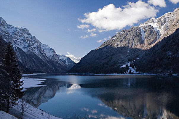 Озеро Клёнталерзее в кантоне Гларус, Швейцария.