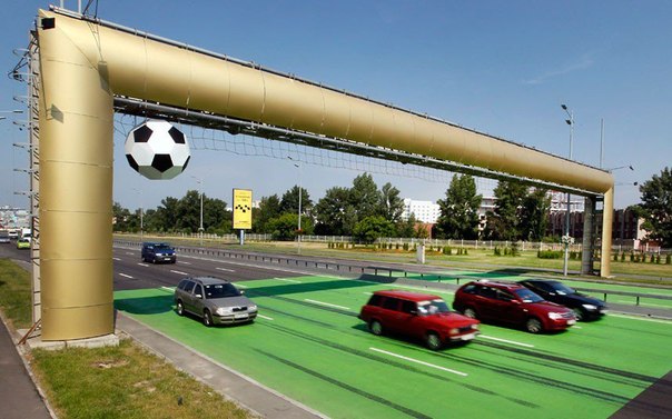 Огромную копию ворот, в которые летит мяч, возвели над шоссе в Киеве в честь Чемпионата Европы по футболу 2012.
