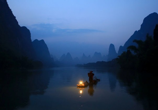 Одинокий рыбак на реке Ли, Китай. 