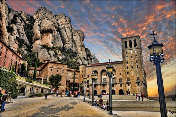 Монастырь Монсеррат — бенедиктинский монастырь в Испании, духовный символ и религиозный центр Каталонии и центр паломничества католиков со всего мира.
