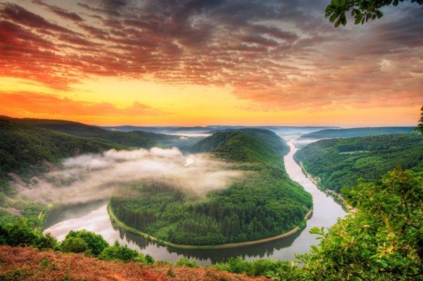 Знаменитый красивейший речной изгиб в Германии Сааршляйфе - это излучина реки Саар в нескольких километрах от городка Меттлах.