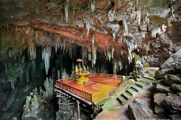 Пещера Там Нам Ланг считается самой большой по объему пещерой в мире. Чиангмай, Таиланд.