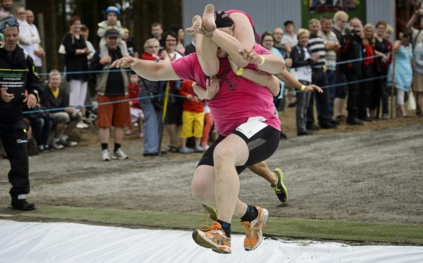 Самое странное соревнование лета: чемпионат по переносу жен