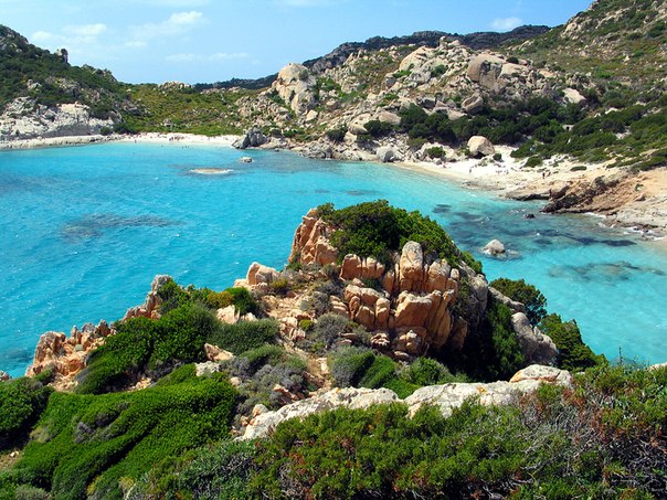 Сардиния — остров в Средиземном море, расположенный к западу от Аппенинского полуострова между Сицилией и Корсикой, является вторым по величине островом Средиземного моря. Входит в состав Италии.