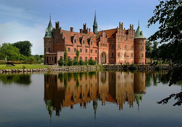 Эгесков — замок на острове Фюн, памятник северного Ренессанса, построенный в 1554 году, Дания.
