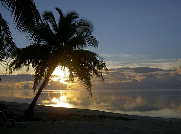 Закат на острове Аитутаки, Острова Кука.