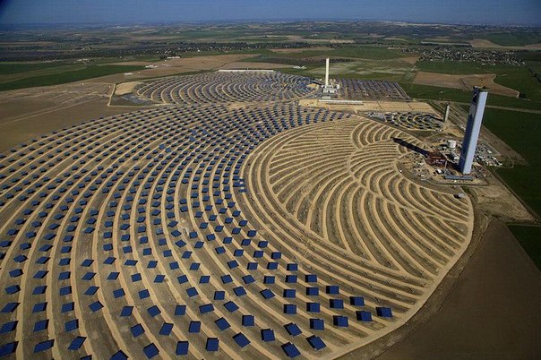 Солнечная тепловая электростанция в Санлукар-ла-Майор в Андалусии, Испания.