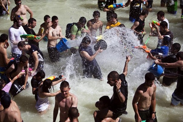 В Тель-Авиве устроили мега-битву на водяных пистолетах