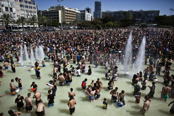 В Тель-Авиве устроили мега-битву на водяных пистолетах