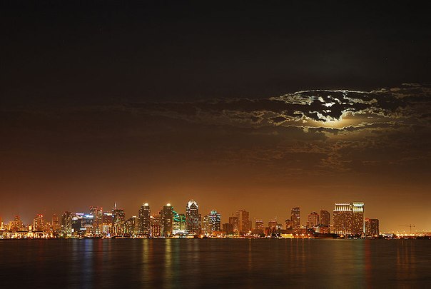 Закрытая облаками луна над Сан-Диего, Калифорния.