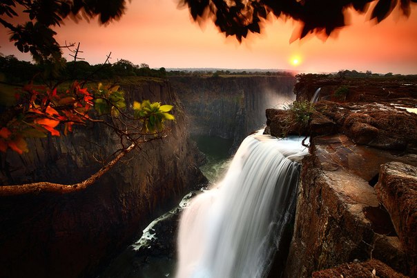 Виктория — водопад на реке Замбези в Южной Африке. Расположен на границе Замбии и Зимбабве.