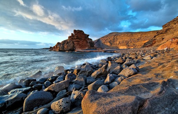 Пляж Эль Гольфо на острове Лансароте, Канарские острова, Испания. 