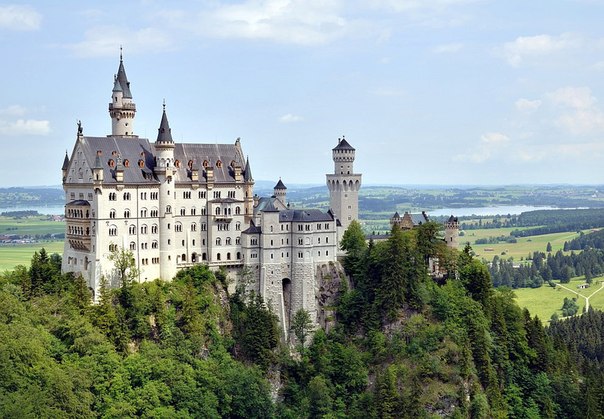Замок Нойшванштайн в Баварии, Германия. 