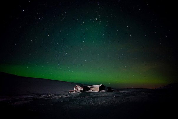 Одинокий домик и северное сияние в Норвегии. 