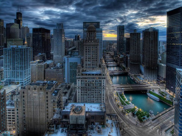 Чикаго, называемый также "городом Ветров" - город в США, второй по значимости финансовый центр страны и крупнейший транспортный узел Северной Америки. Расположен на юго-западном побережье озера Мичиган, в штате Иллинойс.