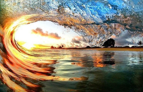 Фотограф Nick Selway живет и работает на Гавайях. Его излюбленный сюжет - это волны, причем свои фотографии он делает прямо внутри них.