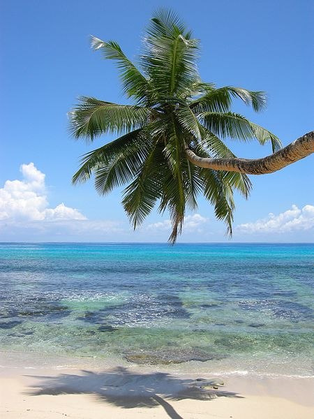 Пляж Анс-Такамака на острове Маэ, Сейшелы.