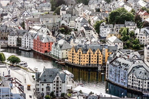 Олесунн — город на западном побережье Норвегии, в фюльке Мёре-ог-Румсдал. Один из немногих сохранившихся городов в мире, построенных в стиле « ар нуво», благодаря чему является туристическим центром.