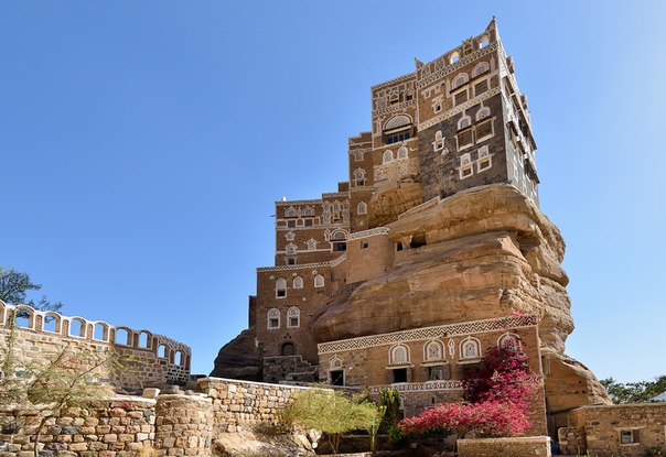 Дар аль Хайяр - замок, построенный на скале, Йемен
