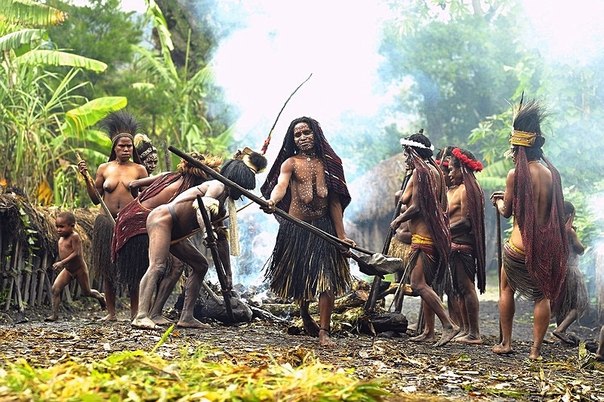Дугум-дани - папуасский народ в Индонезии. Живут в Центральном Нагорье на западе Новой Гвинеи (Ириан-Джая), в Большой долине реки Балим.