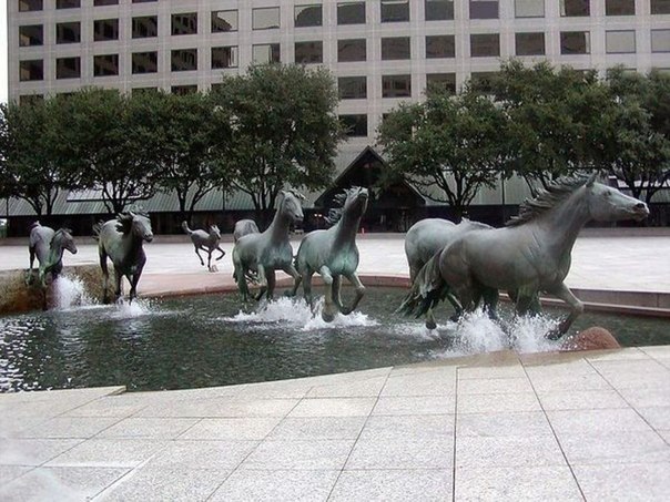 Мустанги Лас-Колинаса — бронзовая скульптурная композиция на площади Уиллиамс в районе Лас-Колинас, город Ирвинг, Техас, США.