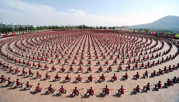10 000 студентов школы кунг-фу, Китай.