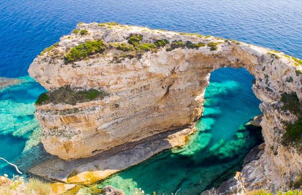 Арка на острове Корфу, Греция.