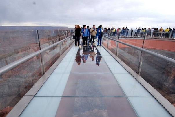 Головокружительная достопримечательность: стеклянная площадка над Гранд-Каньоном