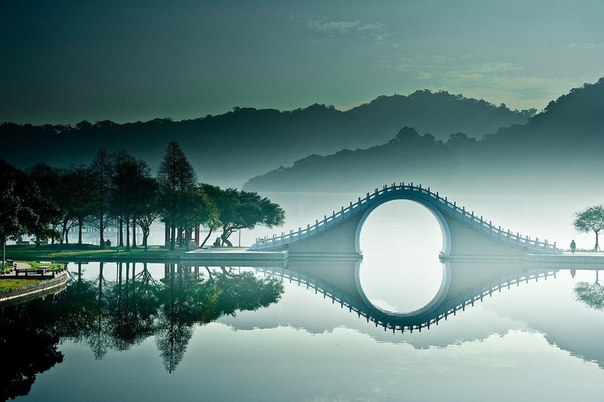 Мост Нефритового Пояса у западного берега Куньминского озера в Летнем дворце императора Цяньлуна