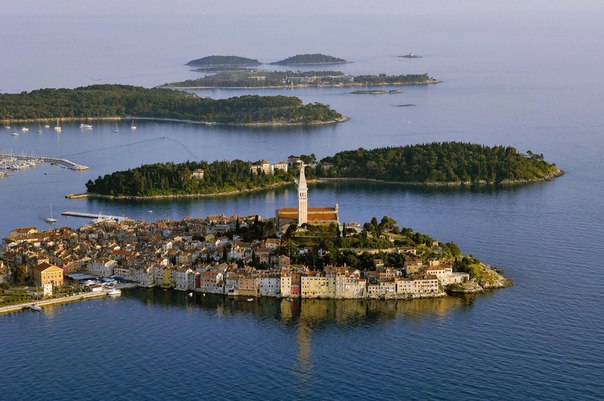 Истрия— название полуострова в Адриатическом море, в северной части Хорватии. Небольшая часть полуострова принадлежит Словении.