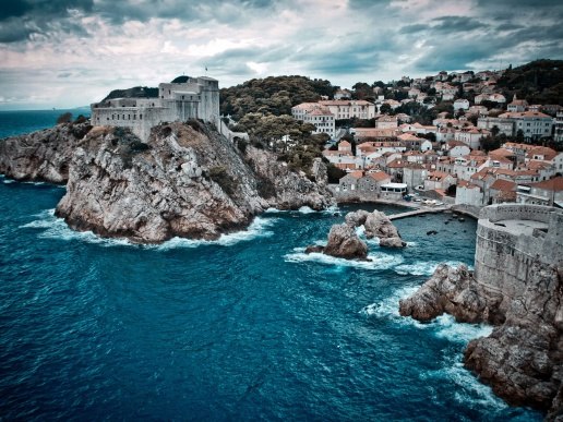 Дубровник — город в Далмации, в южной части Хорватии, на адриатическом побережье.