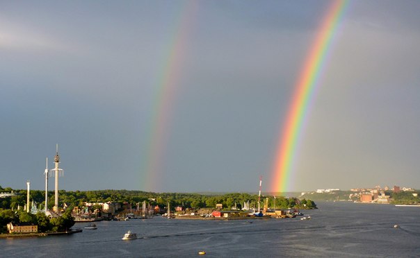 Двойная радуга сияет над островом Юргорден в Стокгольме, Швеция, 14 июня 2013 года.