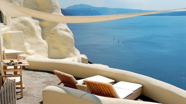 Вид с балкона отеля Mystique Resort, остров Санторини, Греция