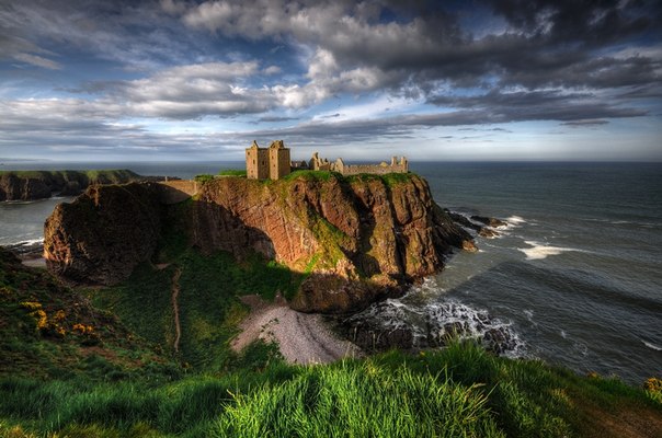 Замок Данноттар расположен на восточном побережье Шотландии в двух милях к югу от Стонхейвена и в 15 милях от Абердина.