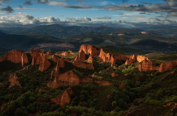 Лас-Медулас — древний римский золотой рудник, расположенный в северо-западной части Испании, недалеко от города Понферрада (район Эль-Бьерсо). Внесен в cписок Всемирного наследия ЮНЕСКО в 1997 году. 