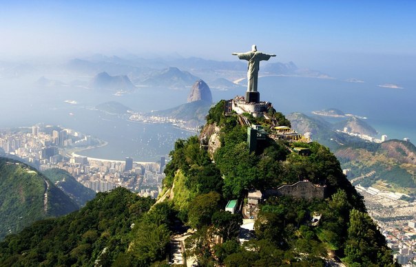 Статуя Христа-Искупителя на вершине горы Корковаду в Рио-де-Жанейро, Бразилия.