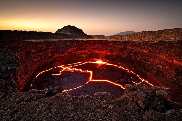 Лавовое озеро в кратере самого активного вулкана Эфиопии — Эрта Але.